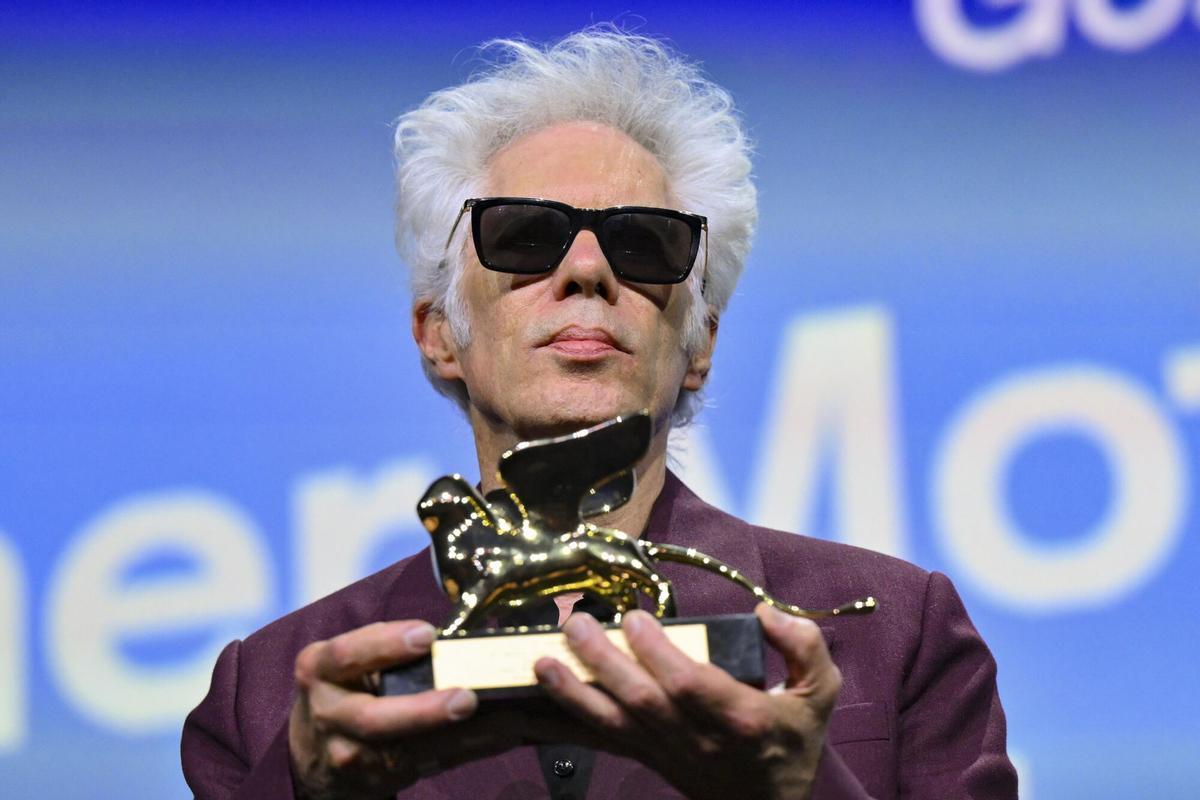 Jim Jarmusch con el León de Oro conseguido en Venecia por 'Father Mother Sister Brother'.
