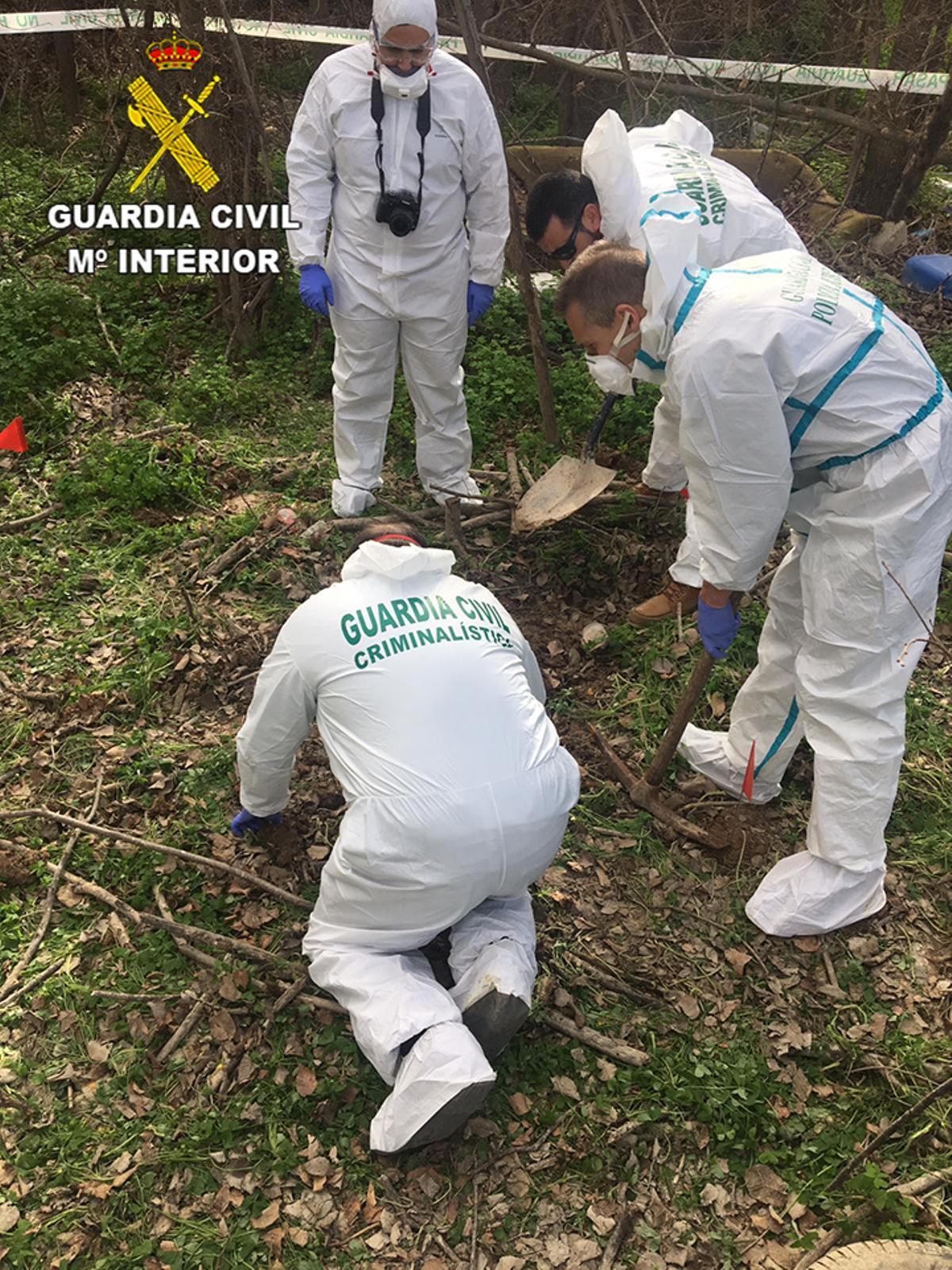 La Guardia Civil en el paraje de Rojales donde fue enterrada la víctima.