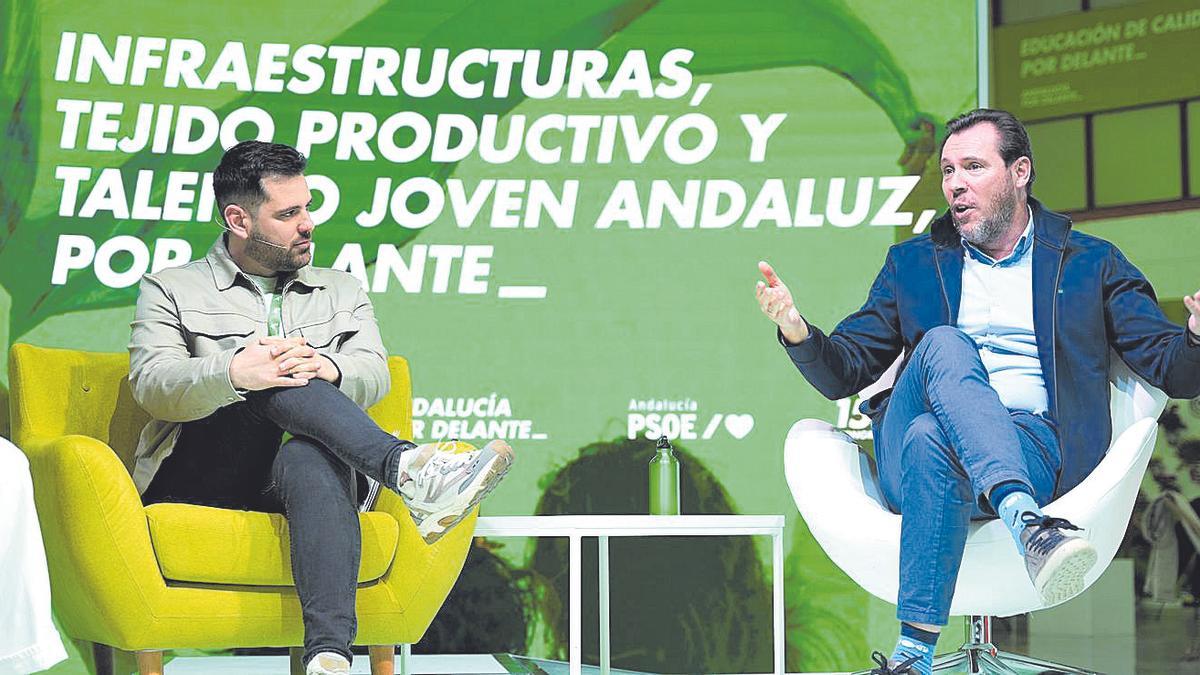 Alejandro Moyano, secretario general de las JSA, conversa con el ministro Puente, ayer en Armilla.