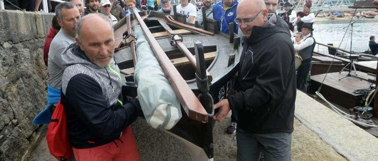 Botadura dunha dorna durante o &quot;Bautismo de mar&quot; do Día das Letras Galegas. // Noé Parga