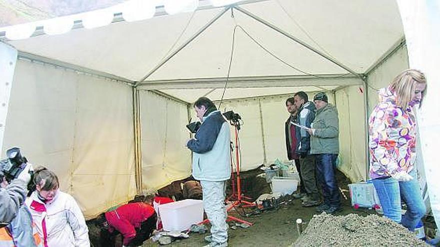 Los miembros de la excavación, ayer, ultimando el cierre de los trabajos.