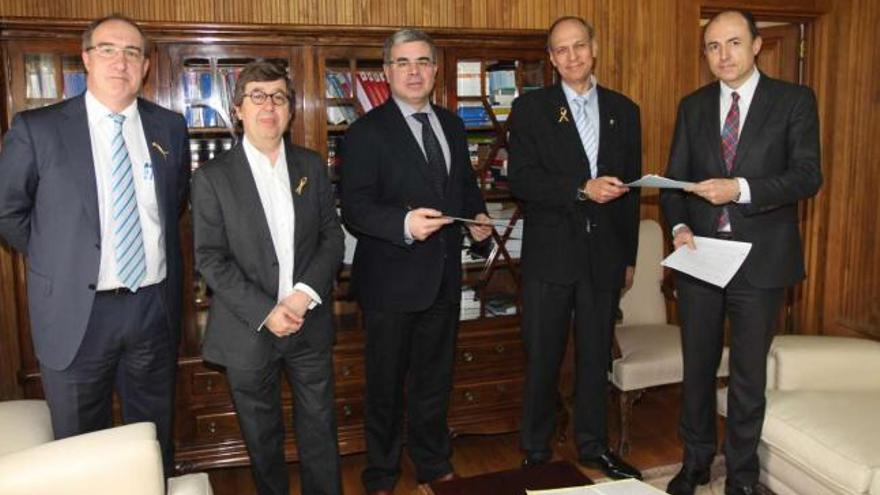 De izda. a dcha. Nirvardo Cid, José Luis Jiménez, Fernando Alañón, Pedro Trillo y Florentino Delgado ayer en la Audiencia.  //Brais Lorenzo