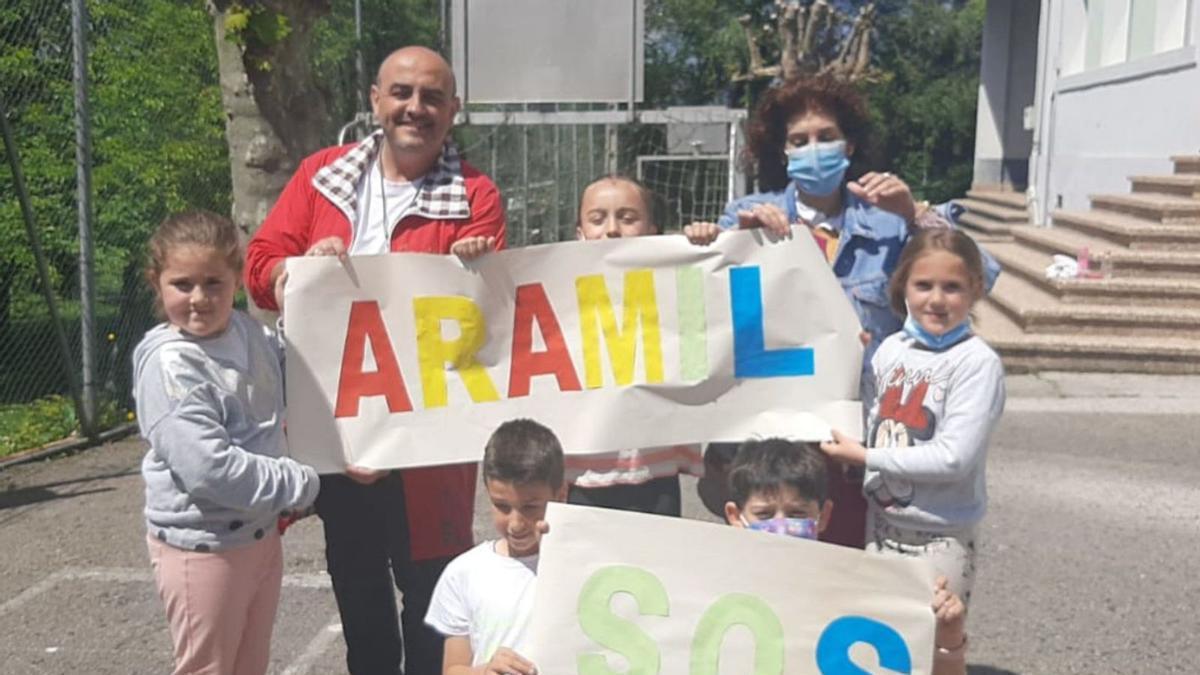 El director, Javier de la Roz, con varios alumnos, antes de saber que el centro cierra tras este curso. | L. Palacios