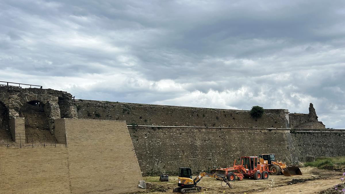 Les màquines treballant al fossat de la Ciutadella.