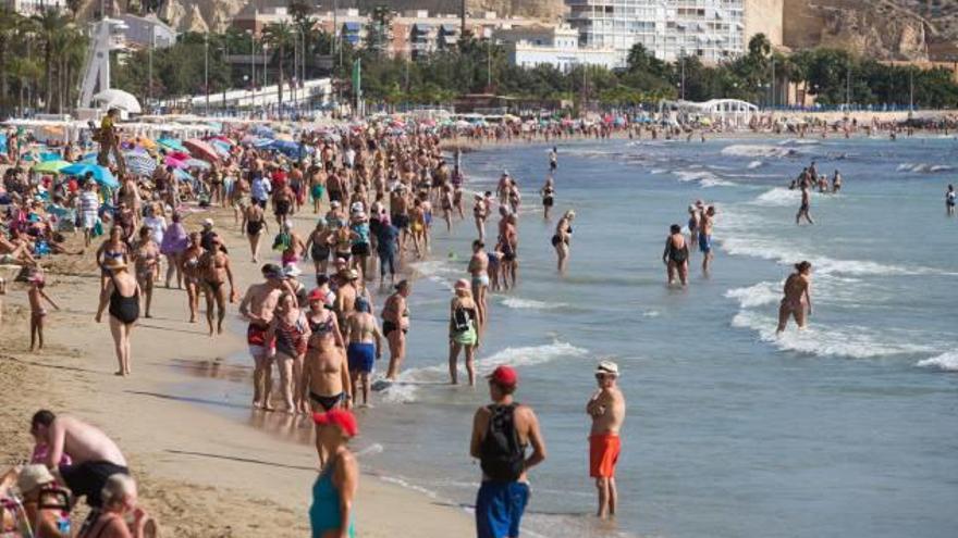 La playa del Postiguet, de nuevo repleta de bañistas.