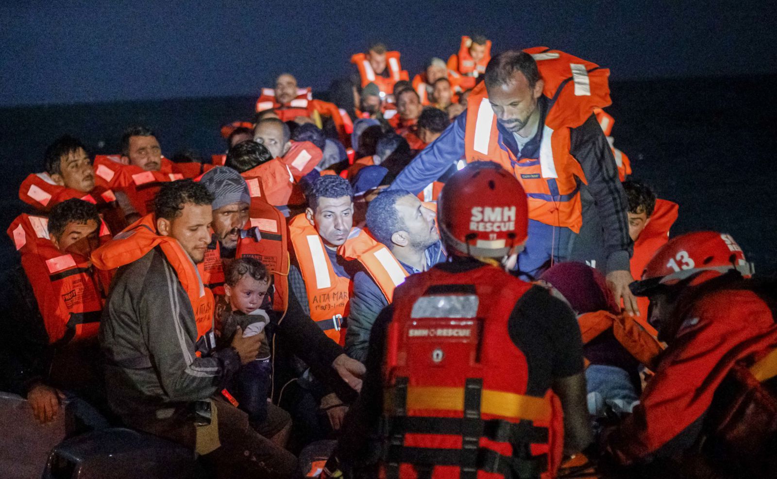 Una de les dues llanxes ràpides de l’Aita Mari s’acosta a un bot a la deriva per començar a transportar dels migrants al vaixell