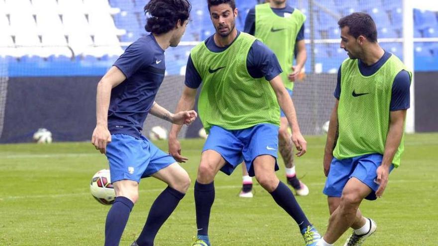 Juan Domínguez, entre Jota Peleteiro y Jonny, en el ensayo de ayer de la selección gallega en Riazor.