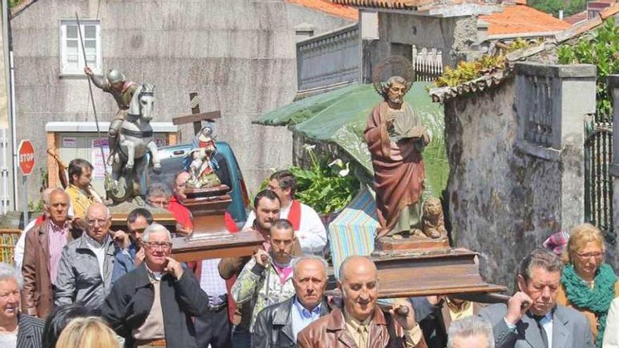 Procesión en Mogor en honor a San Jorge. // Santos Álvarez