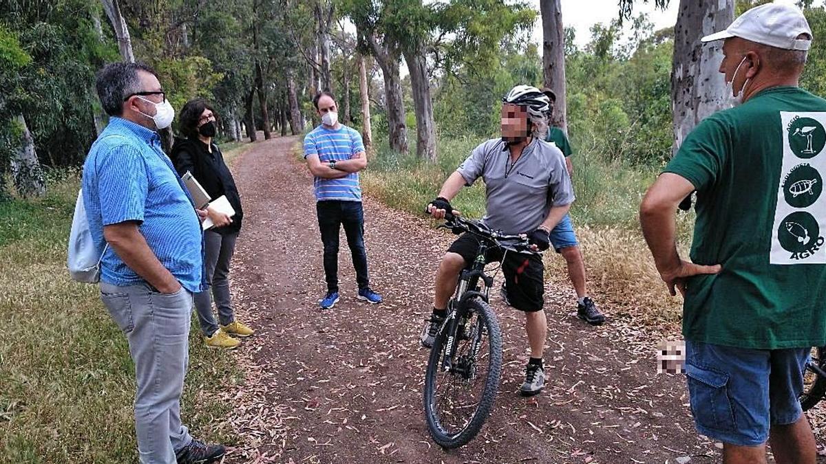 Miembros de Agró, con el edil de Movilidad, al visitar la zona.  | LEVANTE-EMV