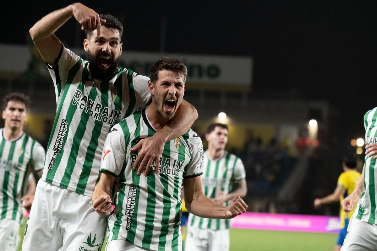Xavi Sintes y Pedro Ortiz celebran el gol anulado del mediocentro ante la UD Las Palmas.
