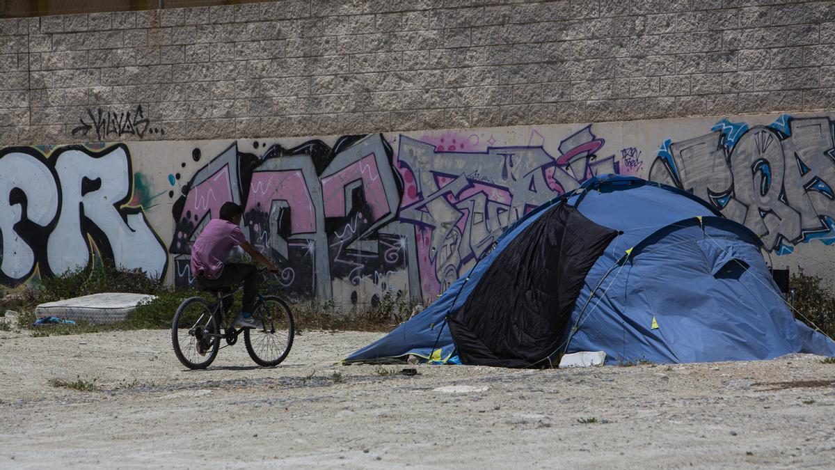 Personas sin hogar viviendo en la calle, en una imagen de archivo en la ciudad de Alicante