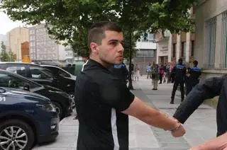 Momentos de tensión en la llegada al juzgado de Marín del monitor de piscina acusado de agresiones sexuales a menores