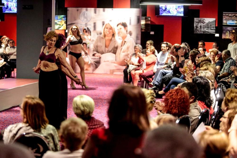 Lleno en el desfile benéfico en beneficio de las mujeres con cáncer de mama