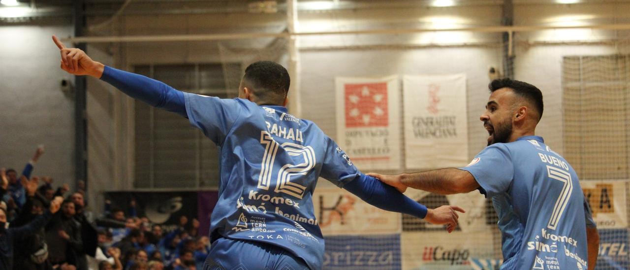 Rahali y Lorenzo Bueno celebran el primer tanto del equipo peñiscolano