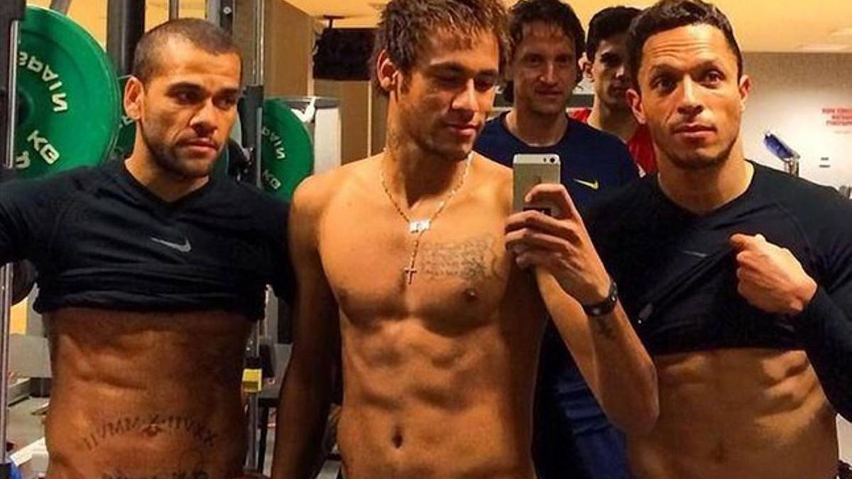 Neymar, Alves y Adriano lucen tableta