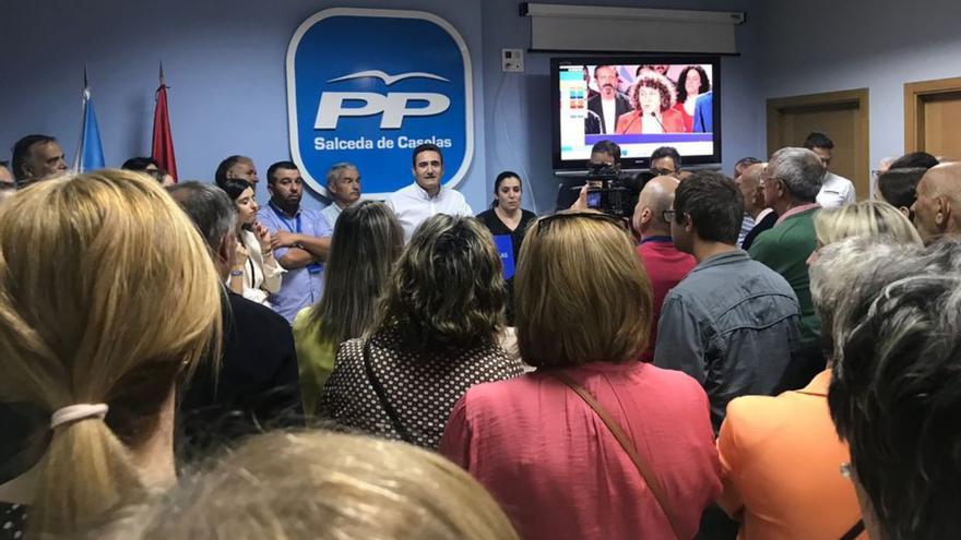 El PP de Salceda, ayer, tras conocerse los datos.   | // D.P.