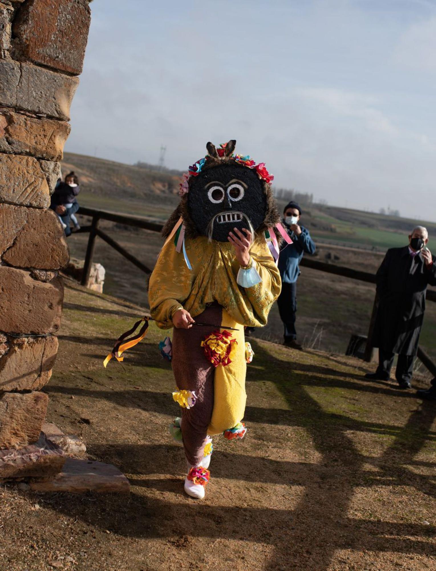 Llegada del Zangarrón a la ermita del Castillo. | Emilio Fraile