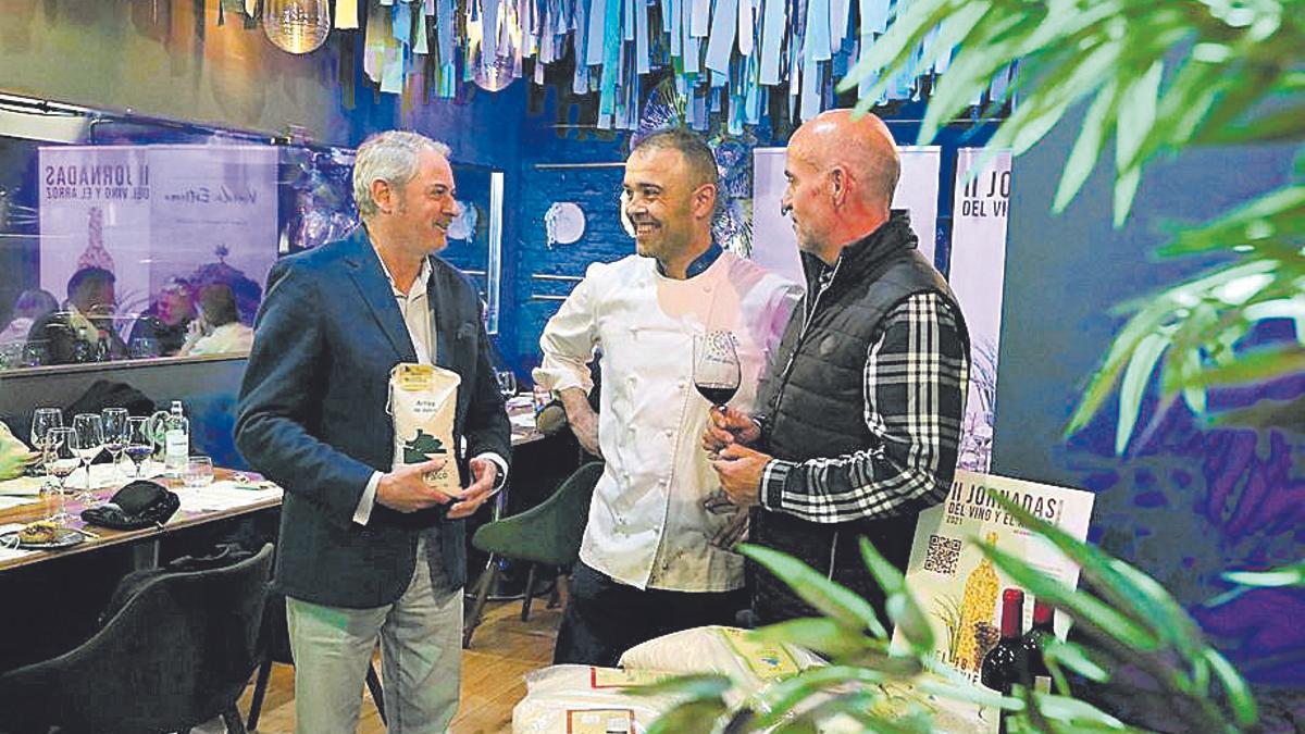 Los patrocinadores, con el especialista en arroces del Bunkerbar, Manel García.