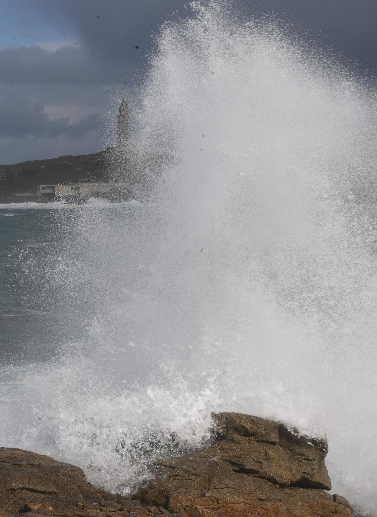 Alerta roja en el litoral coruñés por olas de hasta nueve metros