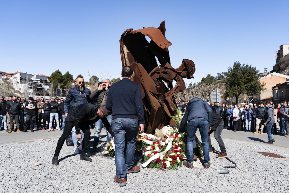 Homenaje a los tres geólogos muertos en la mina de Súria, junto al monumento al minero de la localidad.