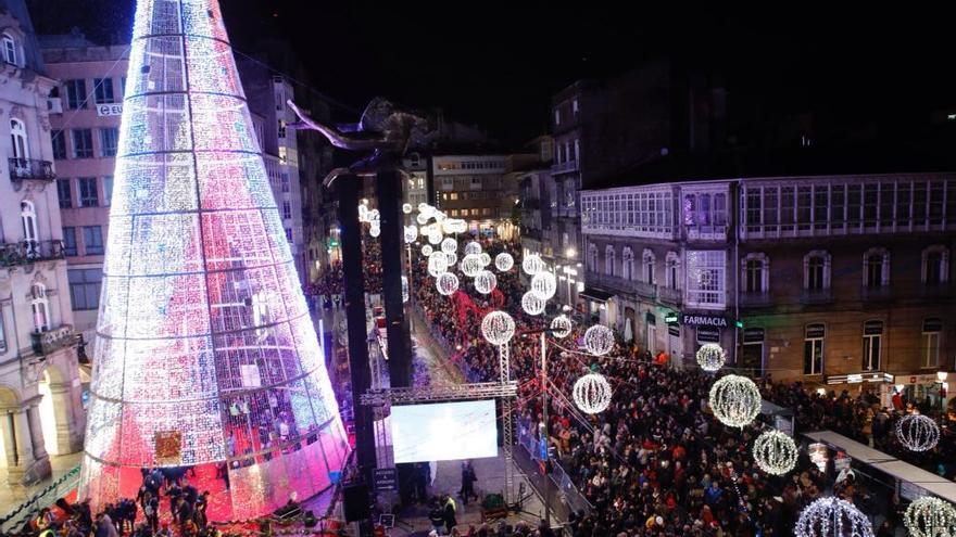 El árbol de Navidad de Vigo superó los 30 metros este año. // R. Grobas