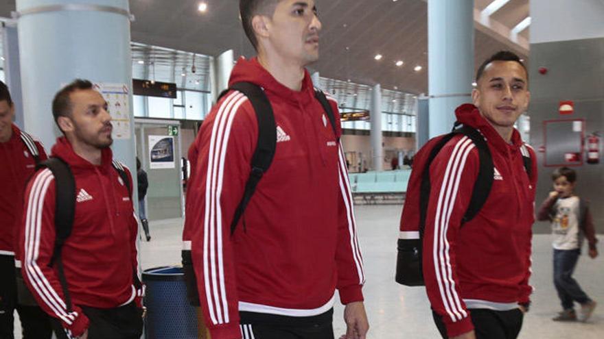 Marcelo Díaz, Tucu Hernández y Fabián Orellana, durante un desplazamiento con el Celta.