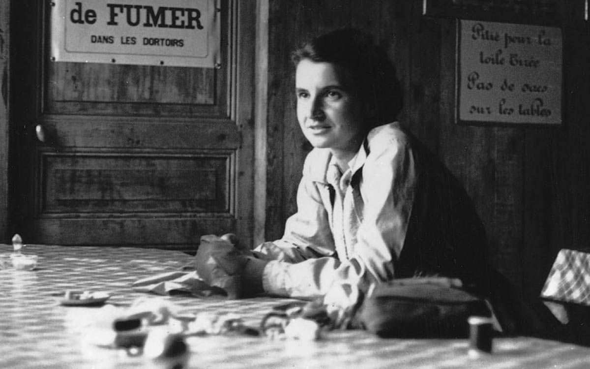 Rosalind Franklin en su laboratorio.