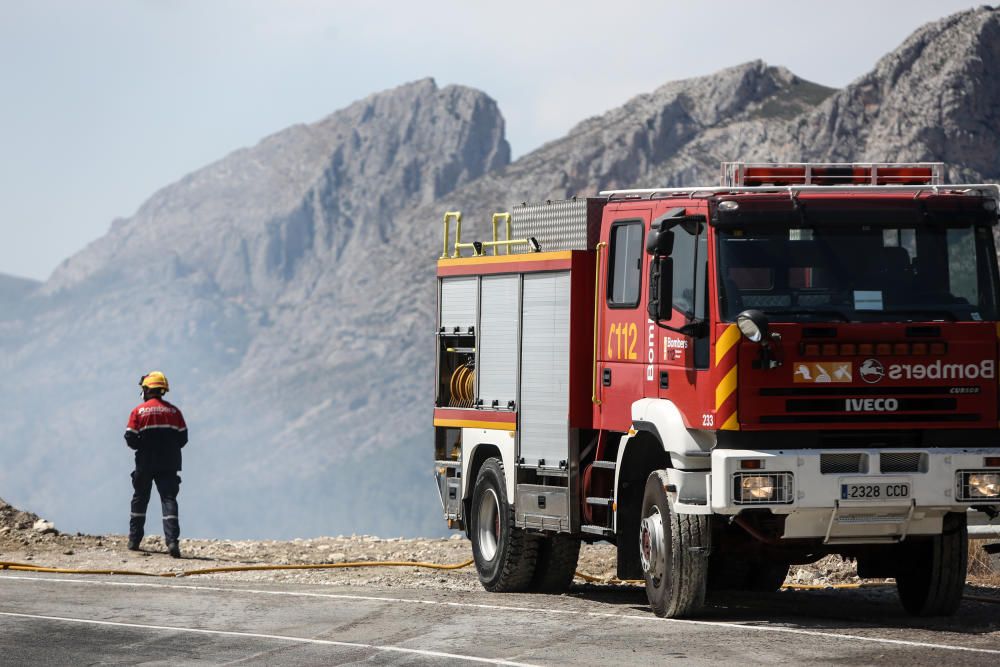 Los bomberos luchan contra el fuego en Guadalest