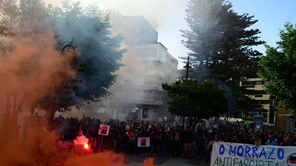 Un momento de la concentración antifascista en la tarde de este jueves en Cangas.