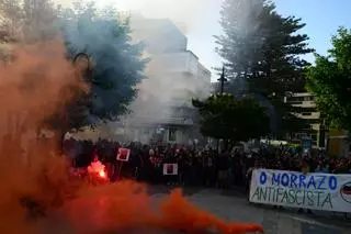 Unos 400 vecinos gritan en Cangas "fora fascistas da nosa vila"