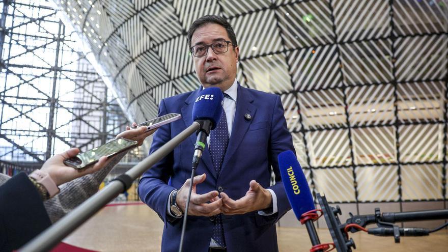 El ministro para la Transformación Digital y de la Función Pública, Óscar López, atiende a los medios a su llegada, este viernes, a la reunión del Consejo de Ministros de Telecomunicaciones de la Unión Europea, en Bruselas.