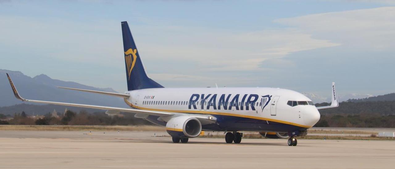 La companyia Ryanair haurà de retornar el suplement per l'equipatge de mà a un surienc