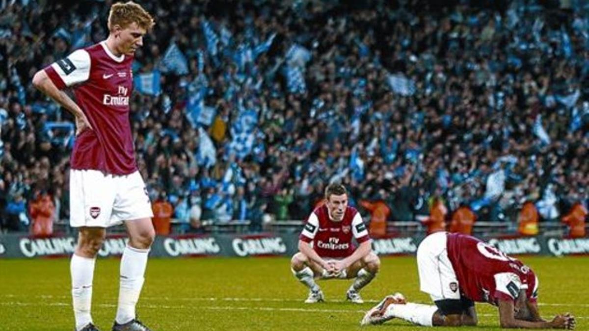 Bendtner, Koscielny y Djourou (de izquierda a derecha), abatidos tras perder la final, ayer en Wembley.