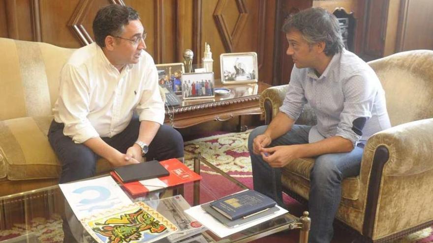 El portavoz municipal del PSOE, José Manuel Dapena, y el alcalde, Xulio Ferreiro, reunidos ayer.