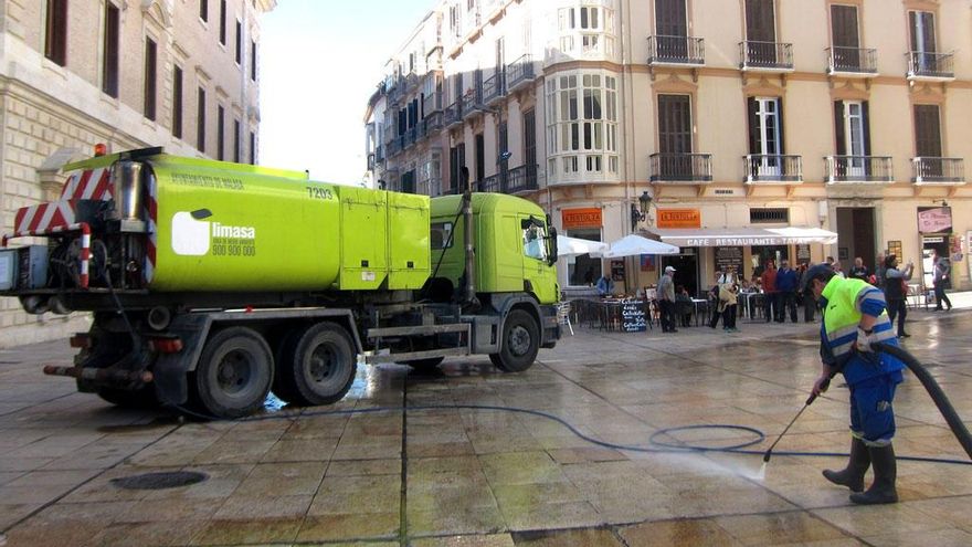 Las campanas de alta presión se están usando para limpiar el acerado desde septiembre.