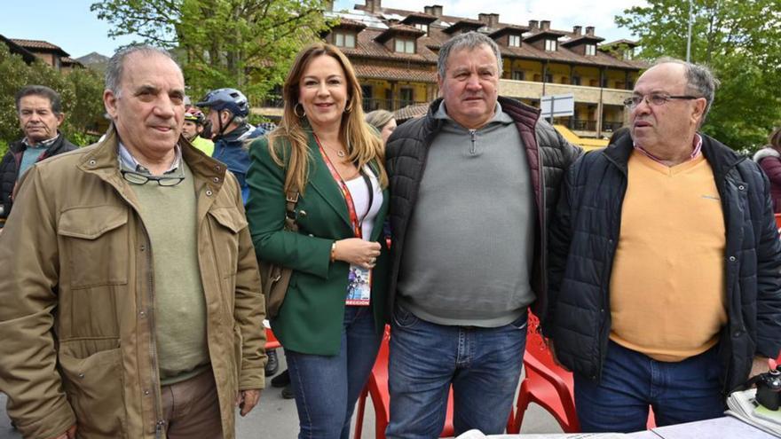 Los veteranos del ciclismo asturiano siguen de cerca la Vuelta a Asturias