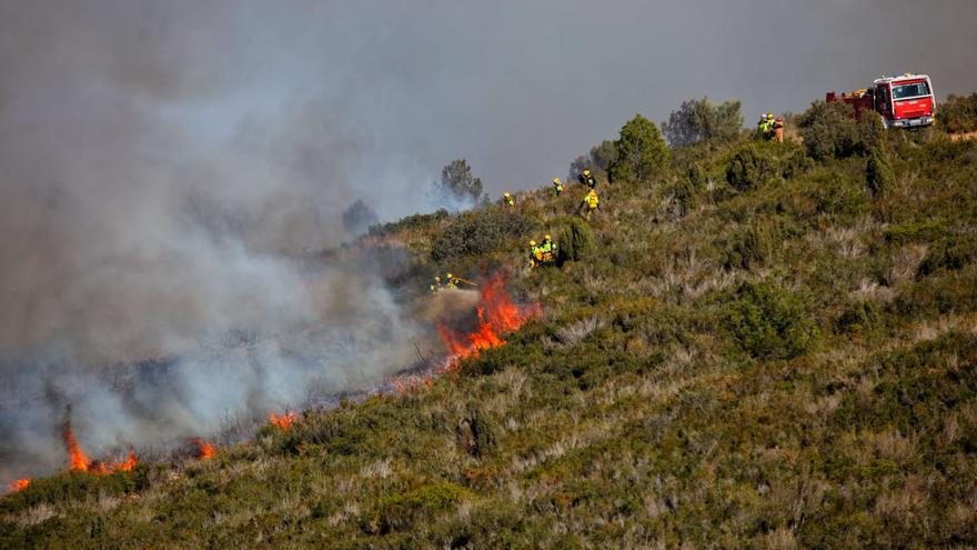 Vídeo y galería: 50 bomberos trabajarán por la noche en el incendio de Cabanes