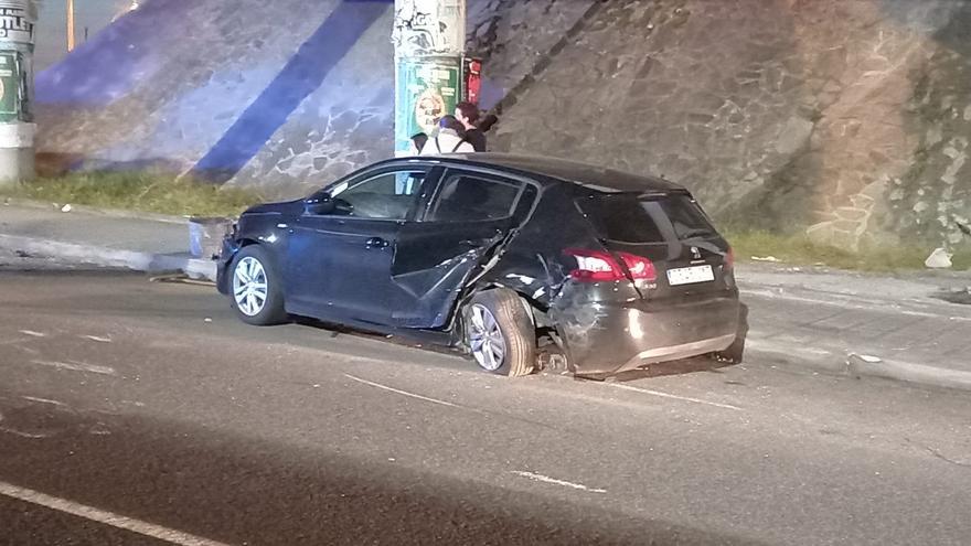 Vuelca un coche bajo el puente de Chapela-Vigo al colisionar con dos vehículos aparcados