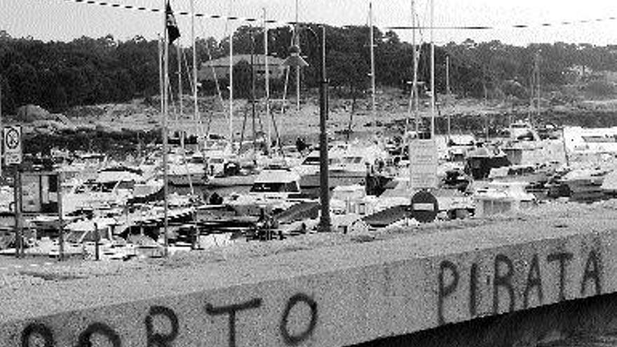 Hacen pintadas y colocan banderas piratas en el puerto de Pedras Negras