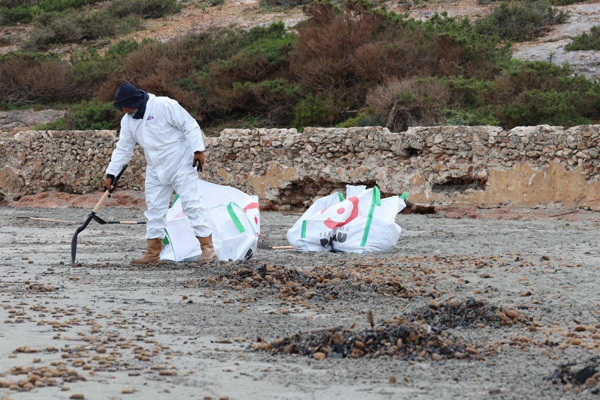 Trabajos de limpieza en la Xanga y Platja d’en Bossa de los restos del yate incendiado en Ibiza