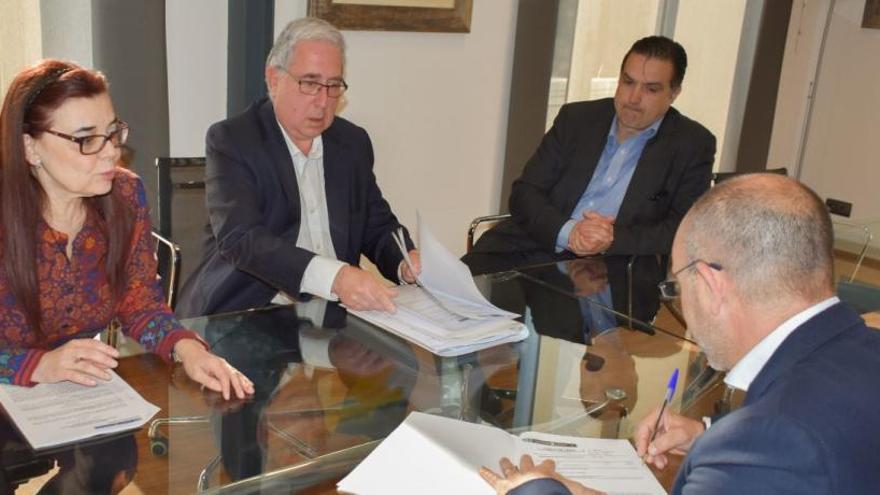 Alfafar y Mercadona firman un contrato para la gestión del parking de la Plaza Sequer