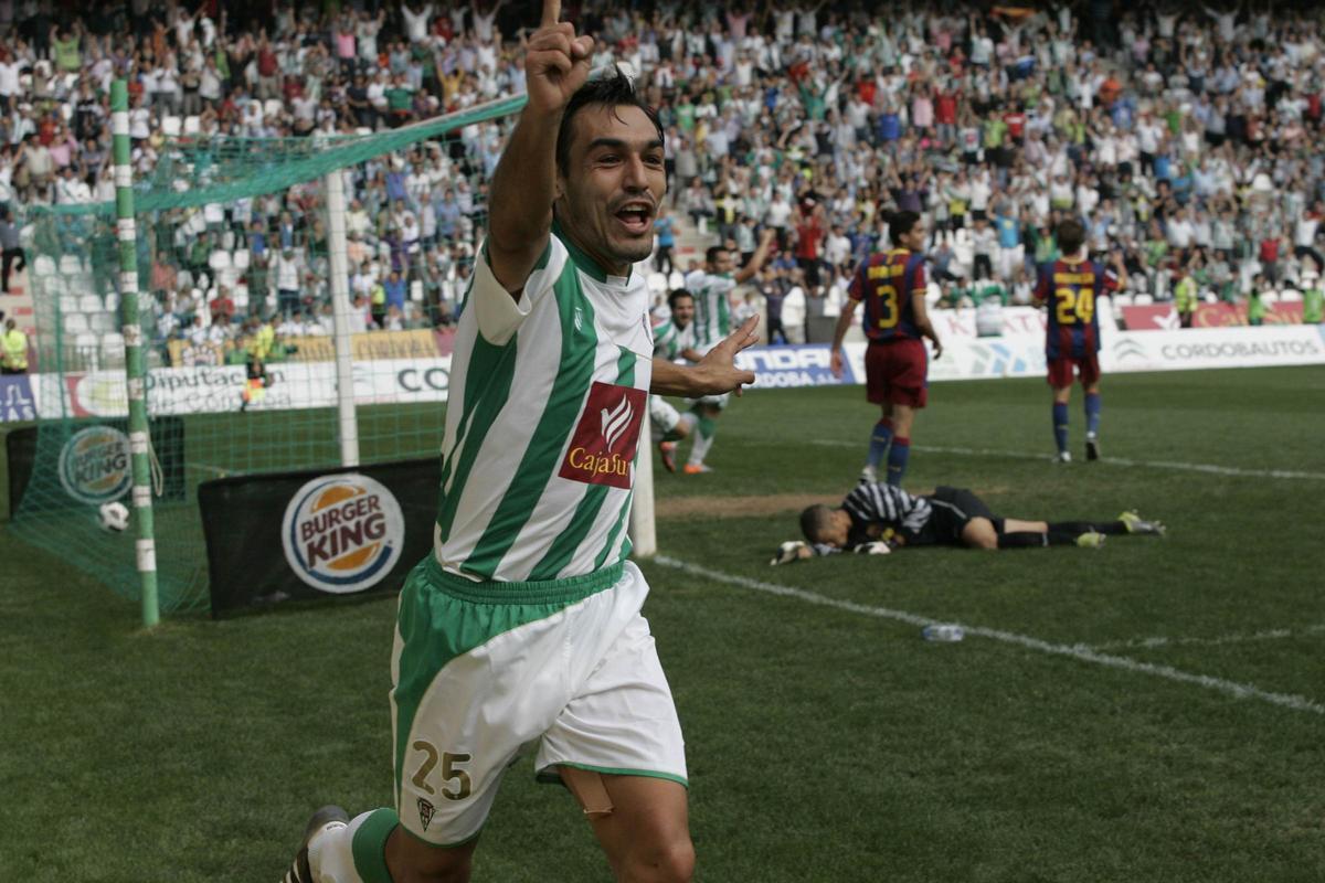 Miguel Ángel Tena celebra su gol para el Córdoba CF ante el Barça B de Luis Enrique, en octubre del 2010, en El Arcángel.