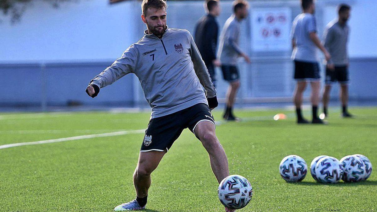 Álex González, en un entrenamiento del Pontevedra en A Seca.