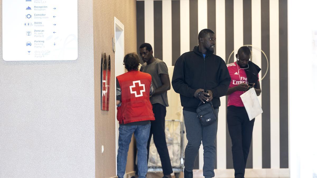 Algunos de los inmigrantes llegados al hotel Urban Beach de Torrox donde se alojarán tras ser trasladados por el Gobierno, con la colaboración de la Cruz Roja.