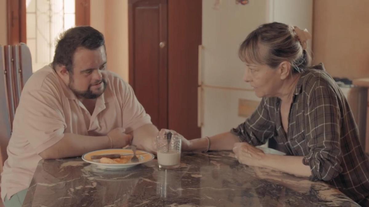 Paco junto a su madre en el corto.