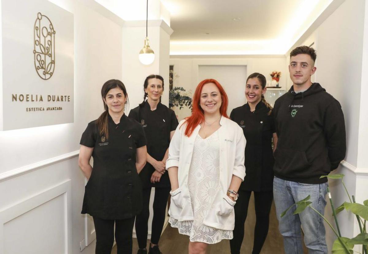 Noelia Duarte, en el centro de la imagen, flanqueada por miembros del equipo.|  | PABLO SOLARES