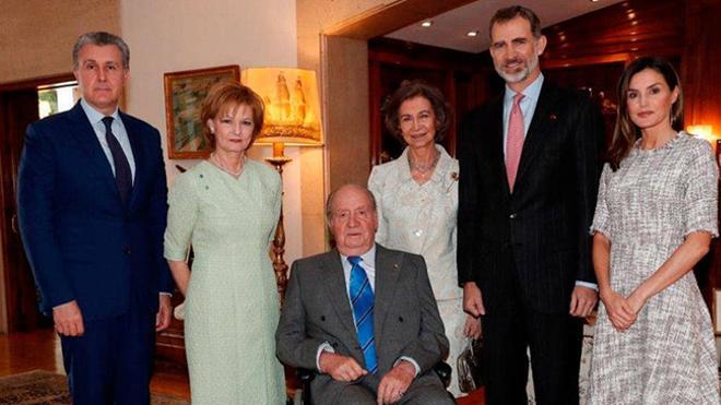 Los reyes eméritos y Don Felipe y Doña Letizia posan junto a Margarita de Rumanía y su marido