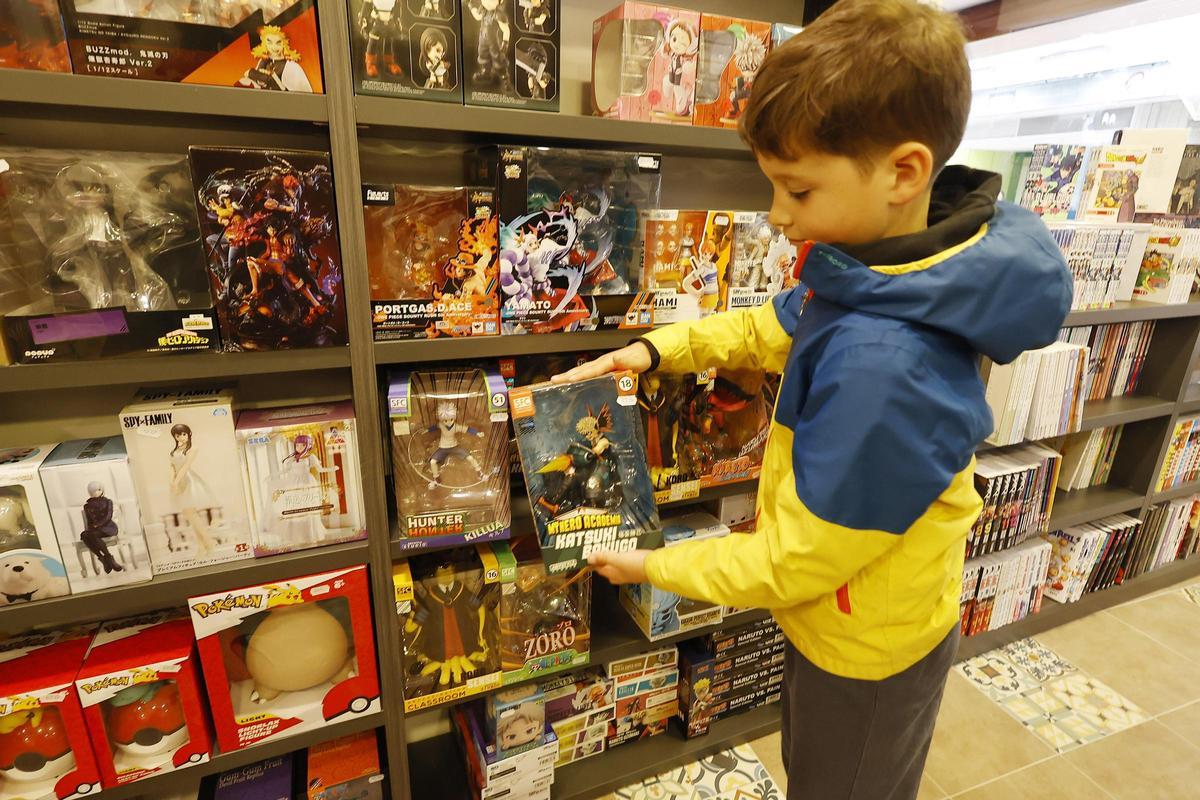La librería también cuenta con merchandising y figuras relacionadas con la temática del manga y el anime.