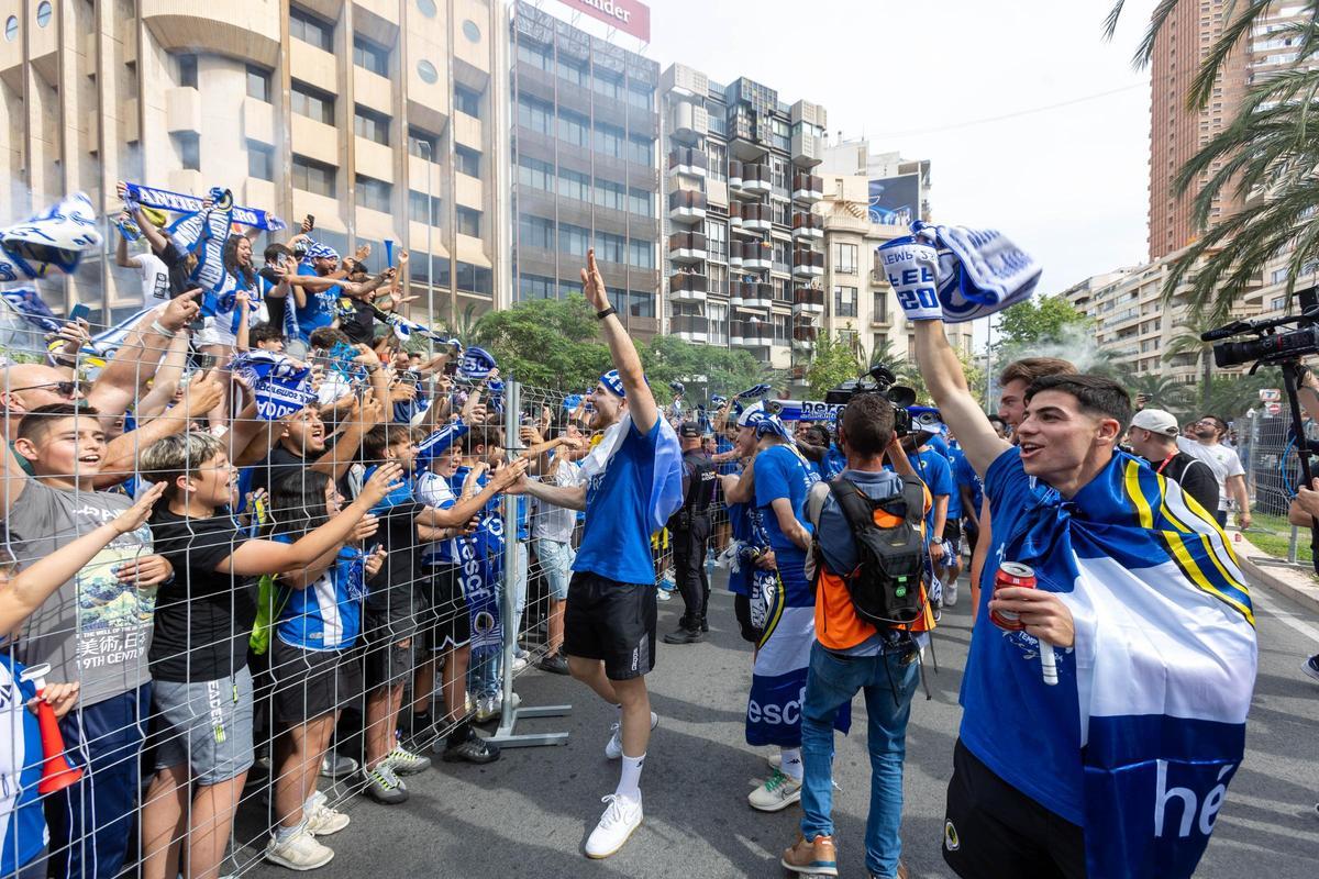 Los jugadores saludaron a los allí presentes.