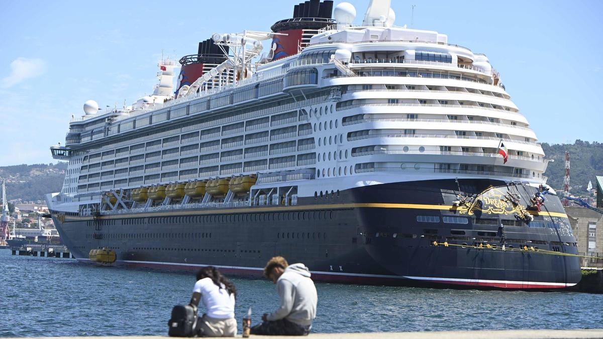 El crucero 'Disney Dream', atracado este domingo en Vigo.